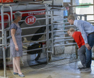 NEWS - Angela Merkel besucht eine Milchfarm in Nienborstel