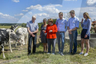 NEWS - Angela Merkel besucht eine Milchfarm in Nienborstel