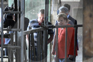 NEWS - Angela Merkel besucht eine Milchfarm in Nienborstel