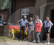 NEWS - Angela Merkel besucht eine Milchfarm in Nienborstel