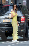 PEOPLE - Emily Ratajkowski stylish in Gelb in Manhattan unterwegs