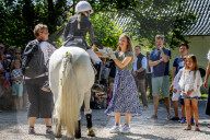 PEOPLE - Die dänische Königsfamilie beim offiziellen Fototermin auf Schloss Grasten