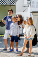 PEOPLE - Die dänische Königsfamilie beim offiziellen Fototermin auf Schloss Grasten