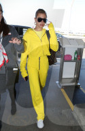 EXKLUSIV - Hailey Baldwin in Gelb ohne Bieber am Flughafen von LA