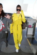 EXKLUSIV - Hailey Baldwin in Gelb ohne Bieber am Flughafen von LA