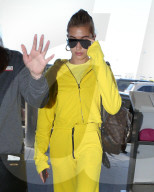 EXKLUSIV - Hailey Baldwin in Gelb ohne Bieber am Flughafen von LA