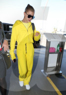 EXKLUSIV - Hailey Baldwin in Gelb ohne Bieber am Flughafen von LA