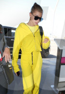 EXKLUSIV - Hailey Baldwin in Gelb ohne Bieber am Flughafen von LA