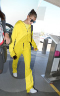 EXKLUSIV - Hailey Baldwin in Gelb ohne Bieber am Flughafen von LA