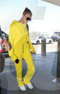 EXKLUSIV - Hailey Baldwin in Gelb ohne Bieber am Flughafen von LA