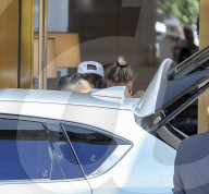 EXKLUSIV - Hailey Baldwin mit Justin Bieber vor dem Waldorf Astoria in beverly Hills