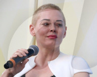 EXKLUSIV - Rose McGowan küsst einen 'Mystery Man' am Ozy Fest im Central Park