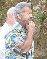 PEOPLE - Mel Gibson mit Rosalind Ross in Malibu unterwegs