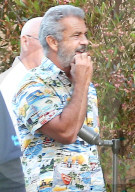 PEOPLE - Mel Gibson mit Rosalind Ross in Malibu unterwegs