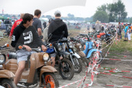 FEATURE - Simsontreffen auf dem Flugplatz in Zwicka Deutschland
