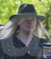 PEOPLE - Kelly Clarkson ohne Make-Up mit ihrer Tochter River Rose in LA unterwegs 