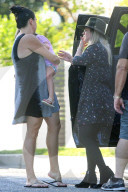 PEOPLE - Kelly Clarkson ohne Make-Up mit ihrer Tochter River Rose in LA unterwegs 