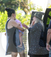 PEOPLE - Kelly Clarkson ohne Make-Up mit ihrer Tochter River Rose in LA unterwegs 