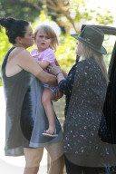PEOPLE - Kelly Clarkson ohne Make-Up mit ihrer Tochter River Rose in LA unterwegs 