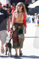 PEOPLE - Paris Jackson im Hippie Look mit ihrem Hund in Venice unterwegs