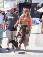 PEOPLE - Paris Jackson im Hippie Look mit ihrem Hund in Venice unterwegs