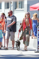 PEOPLE - Paris Jackson im Hippie Look mit ihrem Hund in Venice unterwegs