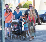 PEOPLE - Paris Jackson im Hippie Look mit ihrem Hund in Venice unterwegs