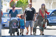 PEOPLE - Paris Jackson im Hippie Look mit ihrem Hund in Venice unterwegs