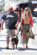 PEOPLE - Paris Jackson im Hippie Look mit ihrem Hund in Venice unterwegs