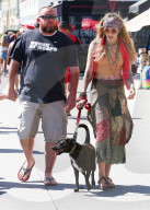 PEOPLE - Paris Jackson im Hippie Look mit ihrem Hund in Venice unterwegs