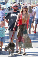 PEOPLE - Paris Jackson im Hippie Look mit ihrem Hund in Venice unterwegs