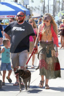 PEOPLE - Paris Jackson im Hippie Look mit ihrem Hund in Venice unterwegs