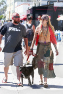 PEOPLE - Paris Jackson im Hippie Look mit ihrem Hund in Venice unterwegs
