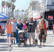 PEOPLE - Paris Jackson im Hippie Look mit ihrem Hund in Venice unterwegs
