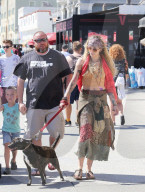 PEOPLE - Paris Jackson im Hippie Look mit ihrem Hund in Venice unterwegs
