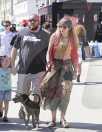 PEOPLE - Paris Jackson im Hippie Look mit ihrem Hund in Venice unterwegs