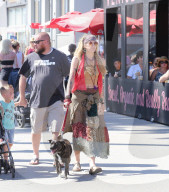 PEOPLE - Paris Jackson im Hippie Look mit ihrem Hund in Venice unterwegs