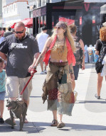 PEOPLE - Paris Jackson im Hippie Look mit ihrem Hund in Venice unterwegs