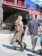 PEOPLE - Paris Jackson im Hippie Look mit ihrem Hund in Venice unterwegs