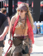 PEOPLE - Paris Jackson im Hippie Look mit ihrem Hund in Venice unterwegs