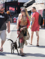 PEOPLE - Paris Jackson im Hippie Look mit ihrem Hund in Venice unterwegs