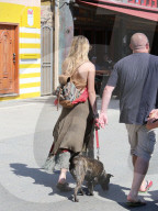 PEOPLE - Paris Jackson im Hippie Look mit ihrem Hund in Venice unterwegs