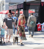 PEOPLE - Paris Jackson im Hippie Look mit ihrem Hund in Venice unterwegs