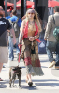 PEOPLE - Paris Jackson im Hippie Look mit ihrem Hund in Venice unterwegs