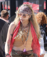 PEOPLE - Paris Jackson im Hippie Look mit ihrem Hund in Venice unterwegs