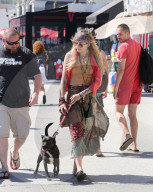 PEOPLE - Paris Jackson im Hippie Look mit ihrem Hund in Venice unterwegs