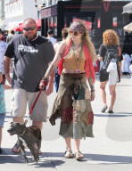 PEOPLE - Paris Jackson im Hippie Look mit ihrem Hund in Venice unterwegs