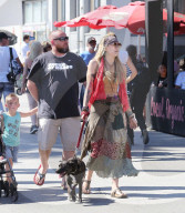 PEOPLE - Paris Jackson im Hippie Look mit ihrem Hund in Venice unterwegs