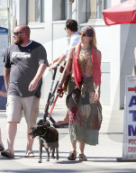 PEOPLE - Paris Jackson im Hippie Look mit ihrem Hund in Venice unterwegs