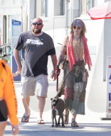 PEOPLE - Paris Jackson im Hippie Look mit ihrem Hund in Venice unterwegs